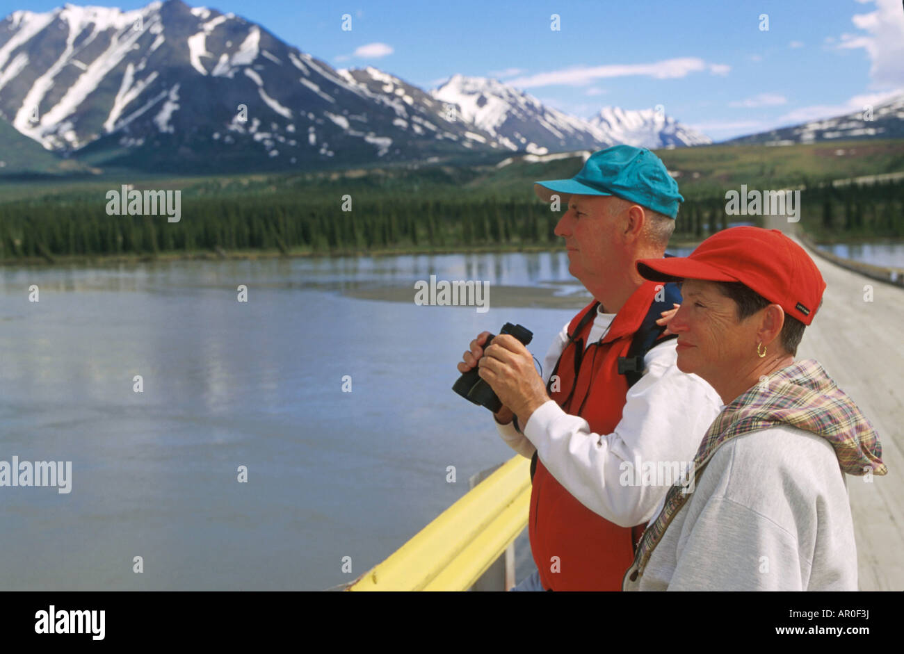 Älteres paar Sightseeing auf Maclaren-River-Brücke IN AK Stockfoto
