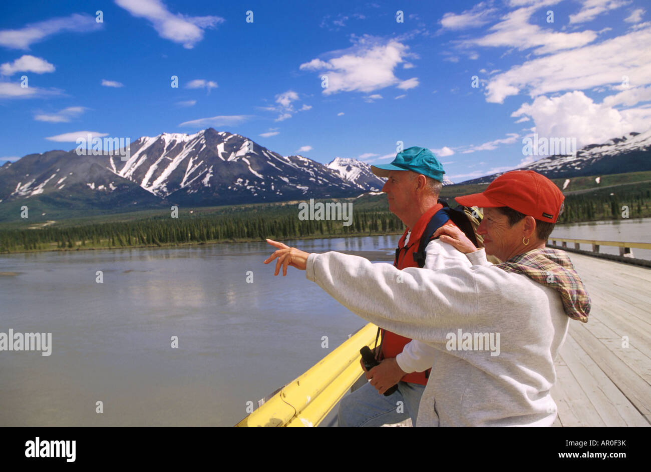 Älteres paar Sightseeing auf Maclaren-River-Brücke IN AK Stockfoto