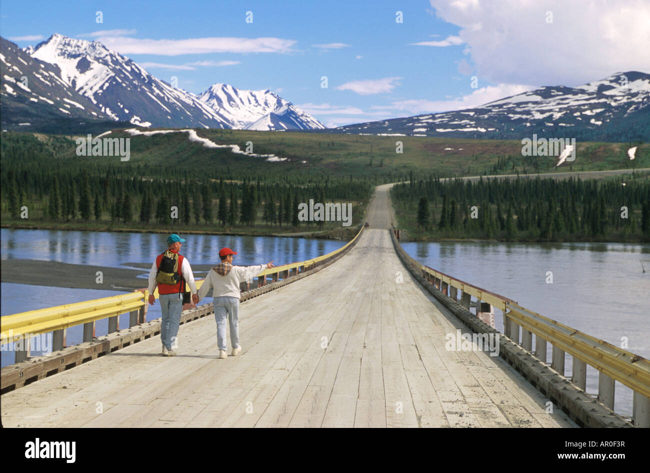 Ältere Paare, die auf Maclaren-River-Brücke IN AK Stockfoto