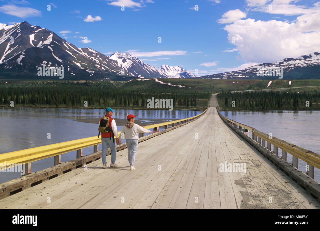 Ältere Paare, die auf Maclaren-River-Brücke IN AK Stockfoto