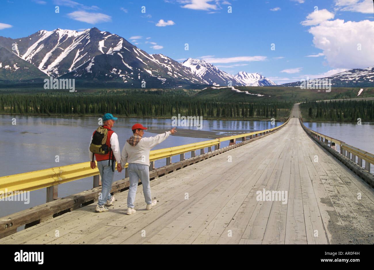 Ältere Paare, die auf Maclaren-River-Brücke IN AK Stockfoto