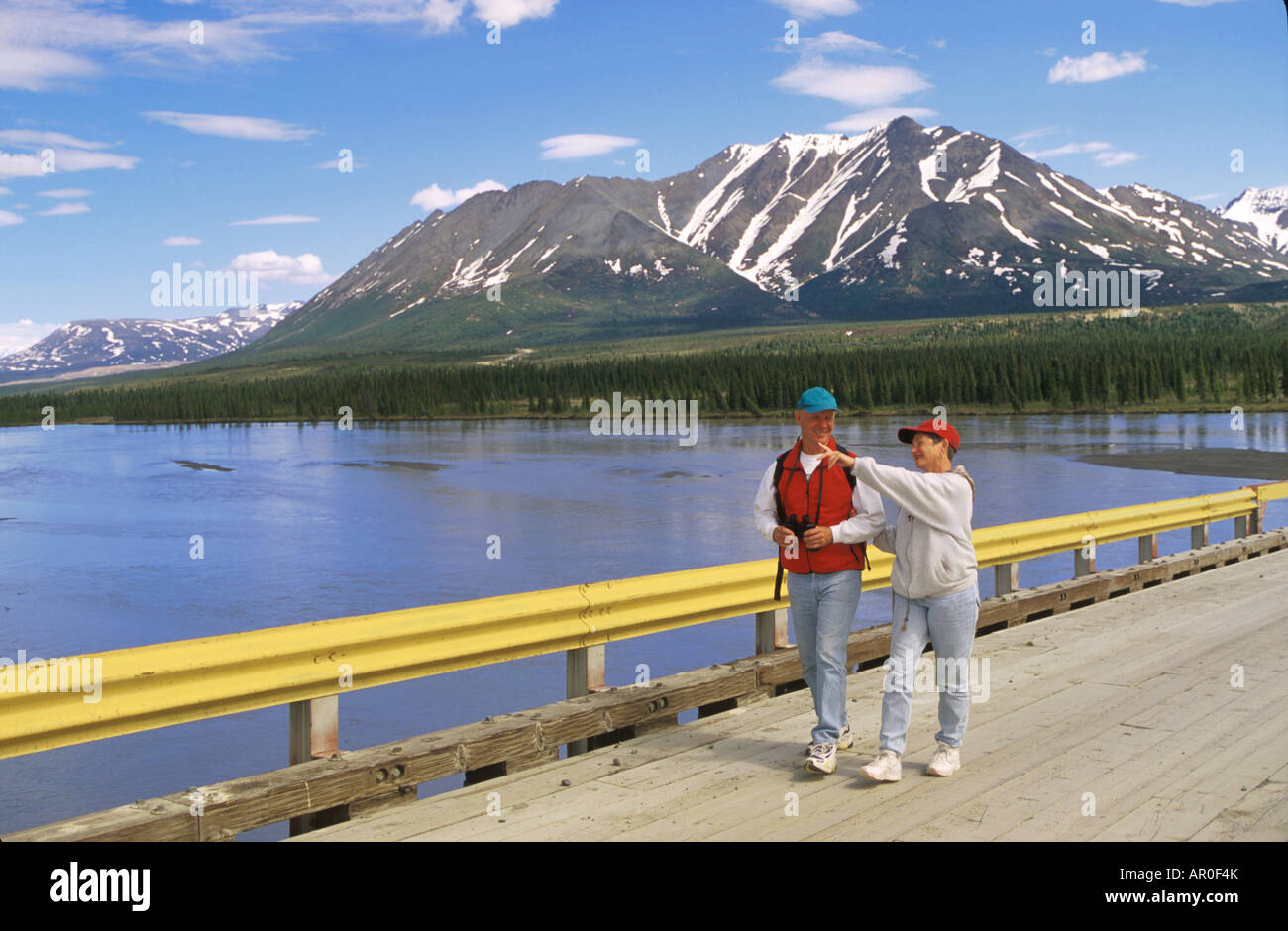 Ältere Paare, die auf Maclaren-River-Brücke IN AK Stockfoto