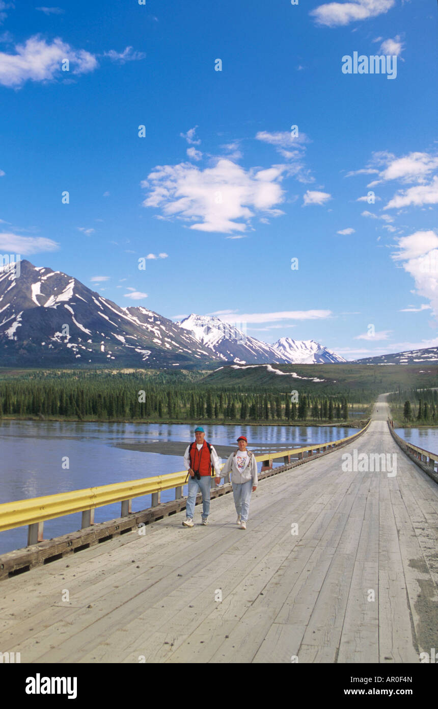 Ältere Paare, die auf Maclaren-River-Brücke IN AK Stockfoto