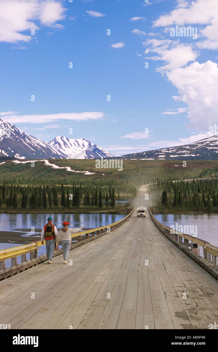Ältere Paare, die auf Maclaren-River-Brücke IN AK Stockfoto