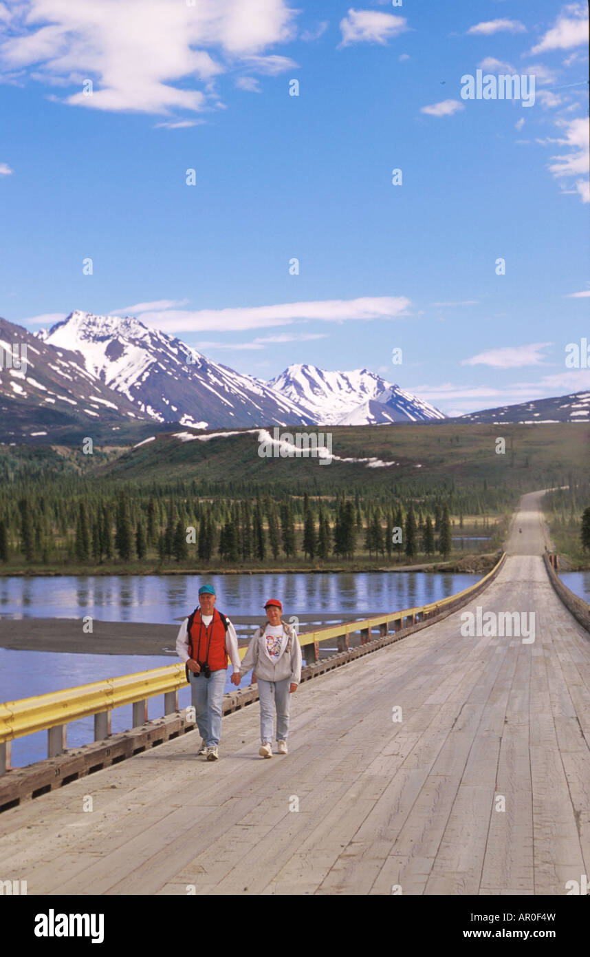 Ältere Paare, die auf Maclaren-River-Brücke IN AK Stockfoto
