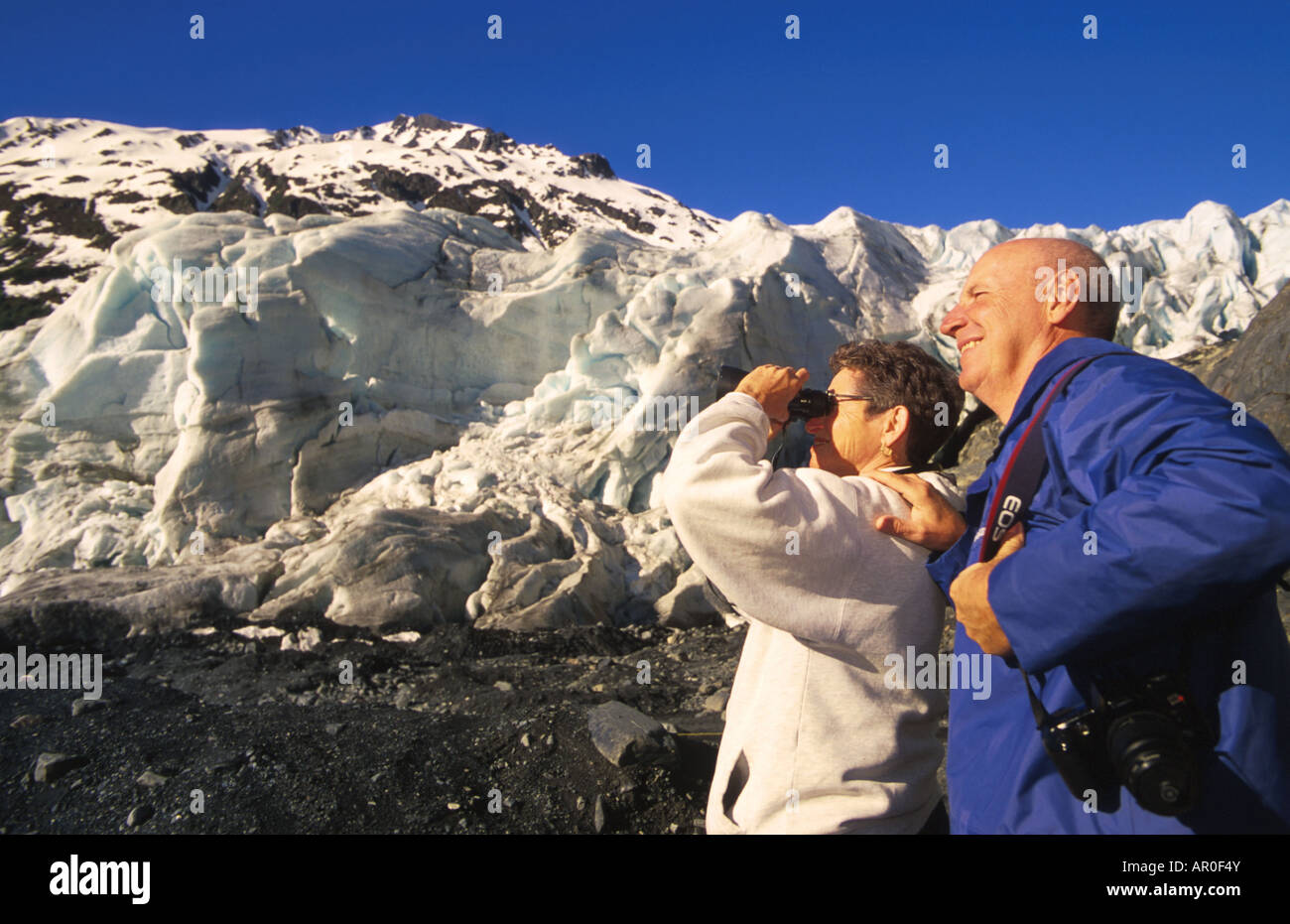 Ältere paar Ansicht Exit Gletscher Kenai Fjords KP AK Stockfoto