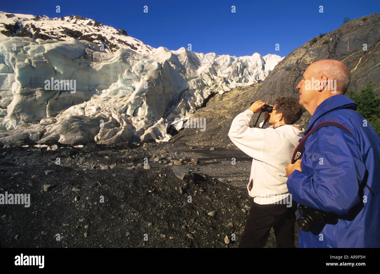 Ältere paar Ansicht Exit Gletscher Kenai Fjords KP AK Stockfoto