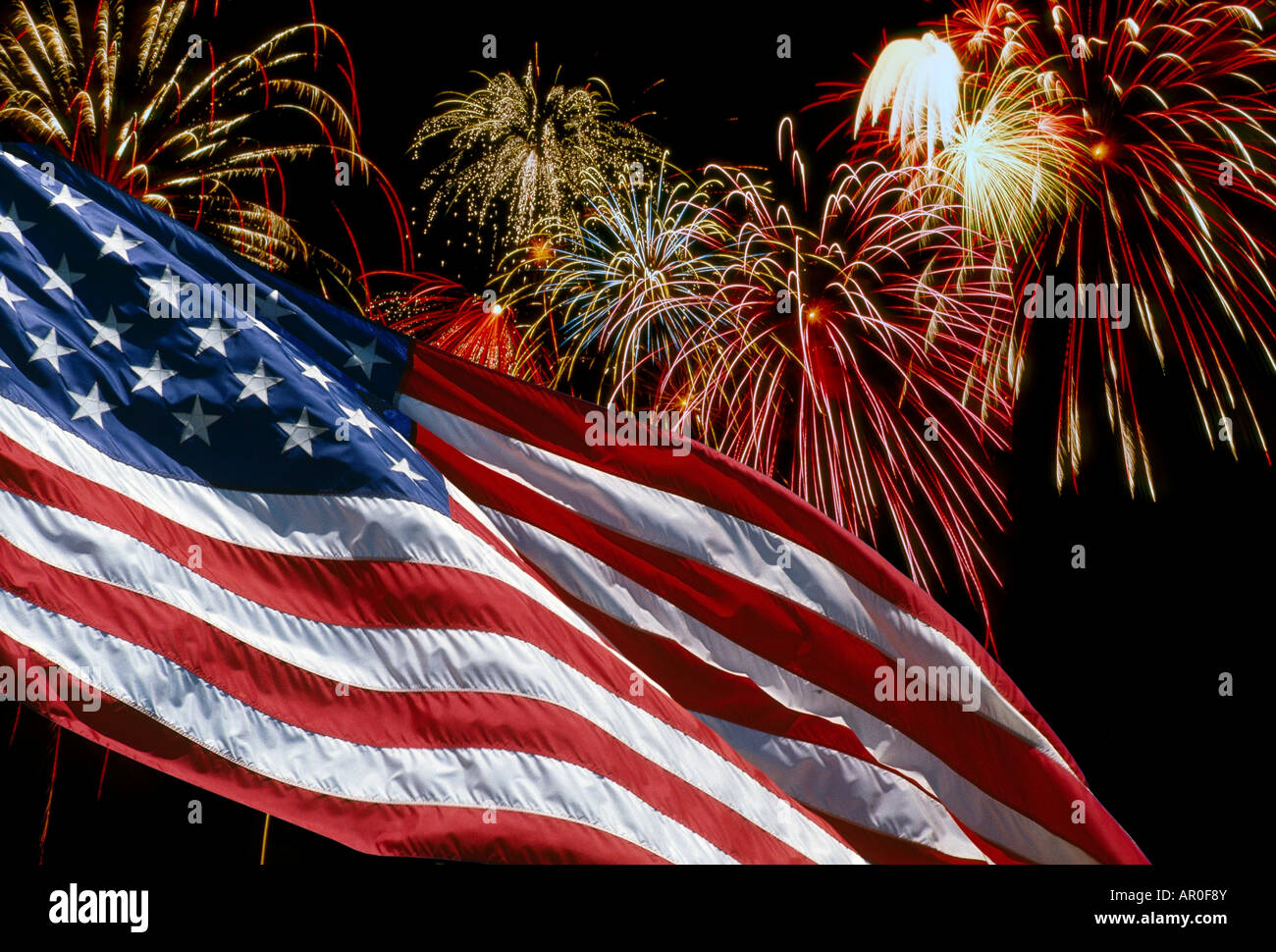 USA Flagge winken vor Fireworks Display patriotischen Composite Stockfoto