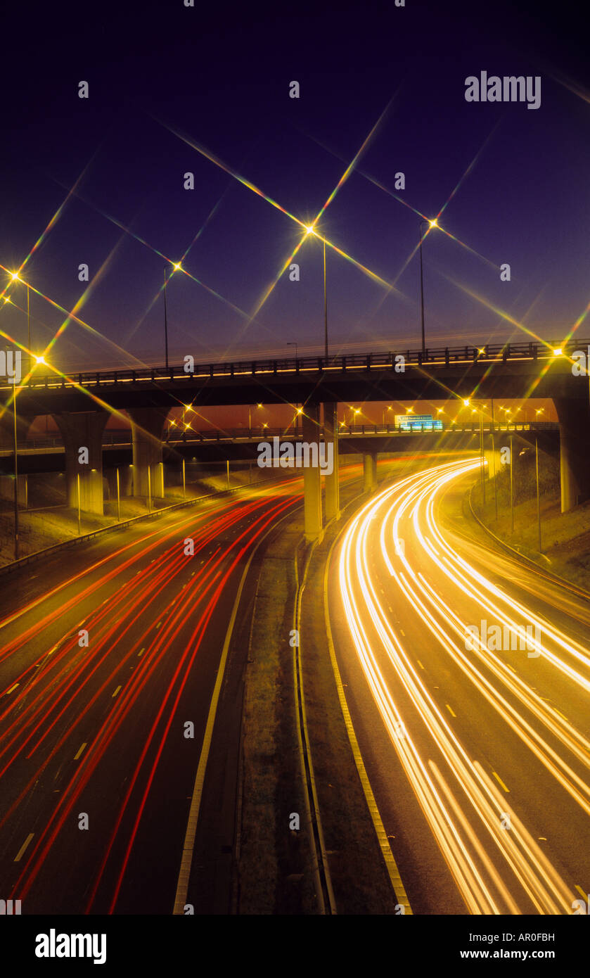 Verkehr und Sunrise an Holmfield Kreuzung verbindet die Autobahnen A1 M1 und M62 Leeds Yorkshire UK Stockfoto