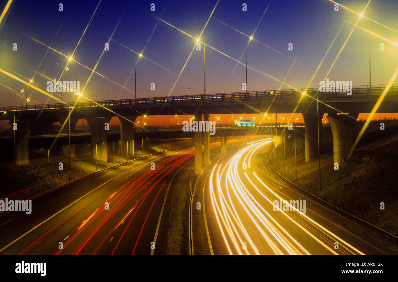 Verkehr und Sunrise an Holmfield Kreuzung verbinden die Autobahnen A1 M1 und M62 Leeds Yorkshire UK Stockfoto