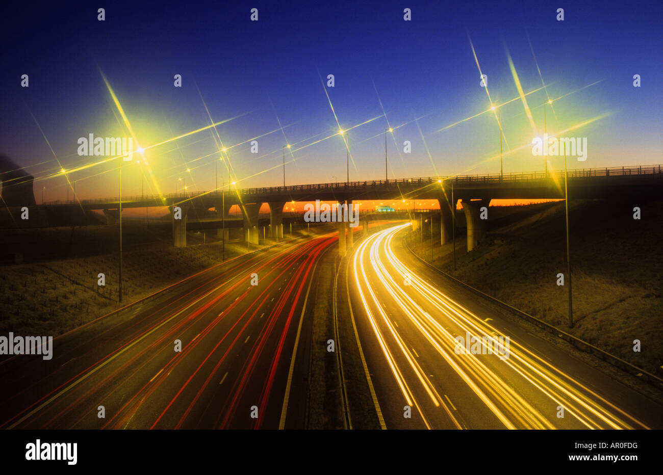 Verkehr und Sunrise an Holmfield Kreuzung verbindet die Autobahnen A1 M1 und M62 Leeds Yorkshire UK Stockfoto