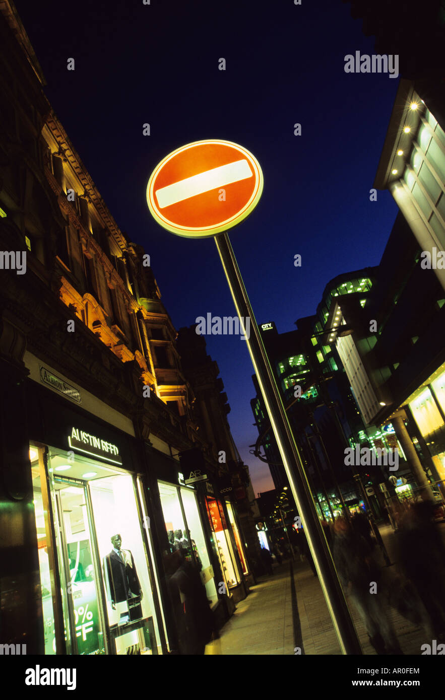 kein Eintrag-Warnschild für Fahrzeuge in der verkehrsberuhigten Zone in der Stadt Leeds Yorkshire UK Stockfoto