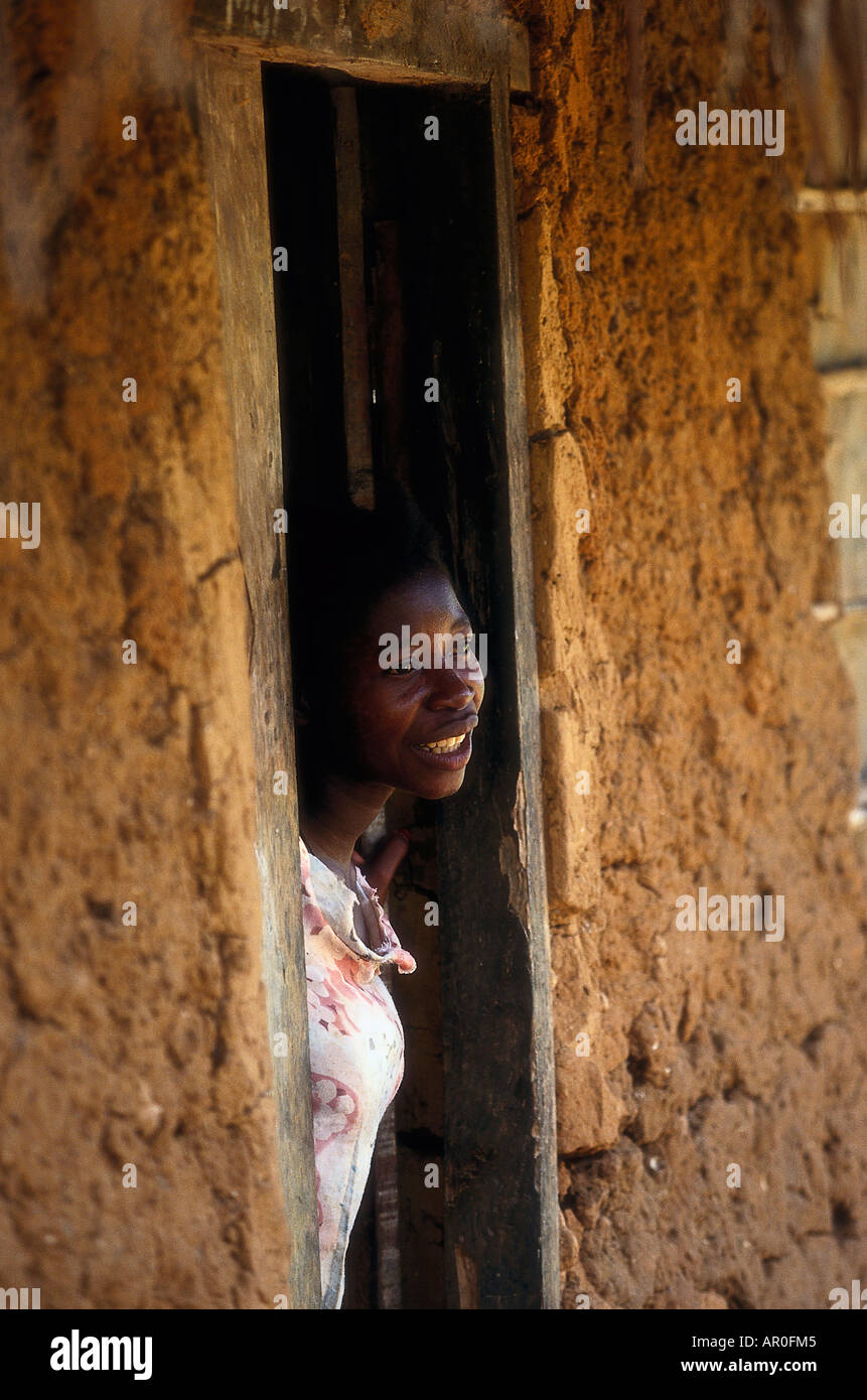 Afrikanische Frau stehend in Tür einer Ton-Hütte, Sansibar, Tansania, Afrika Stockfoto