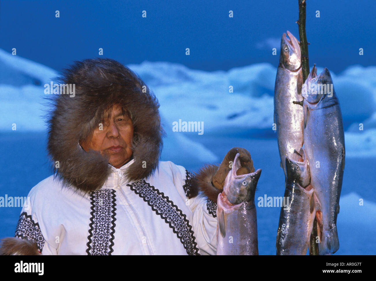 Eskimo Mann mit Lachs Eisberge im Hintergrund AK Winter portrait Stockfoto