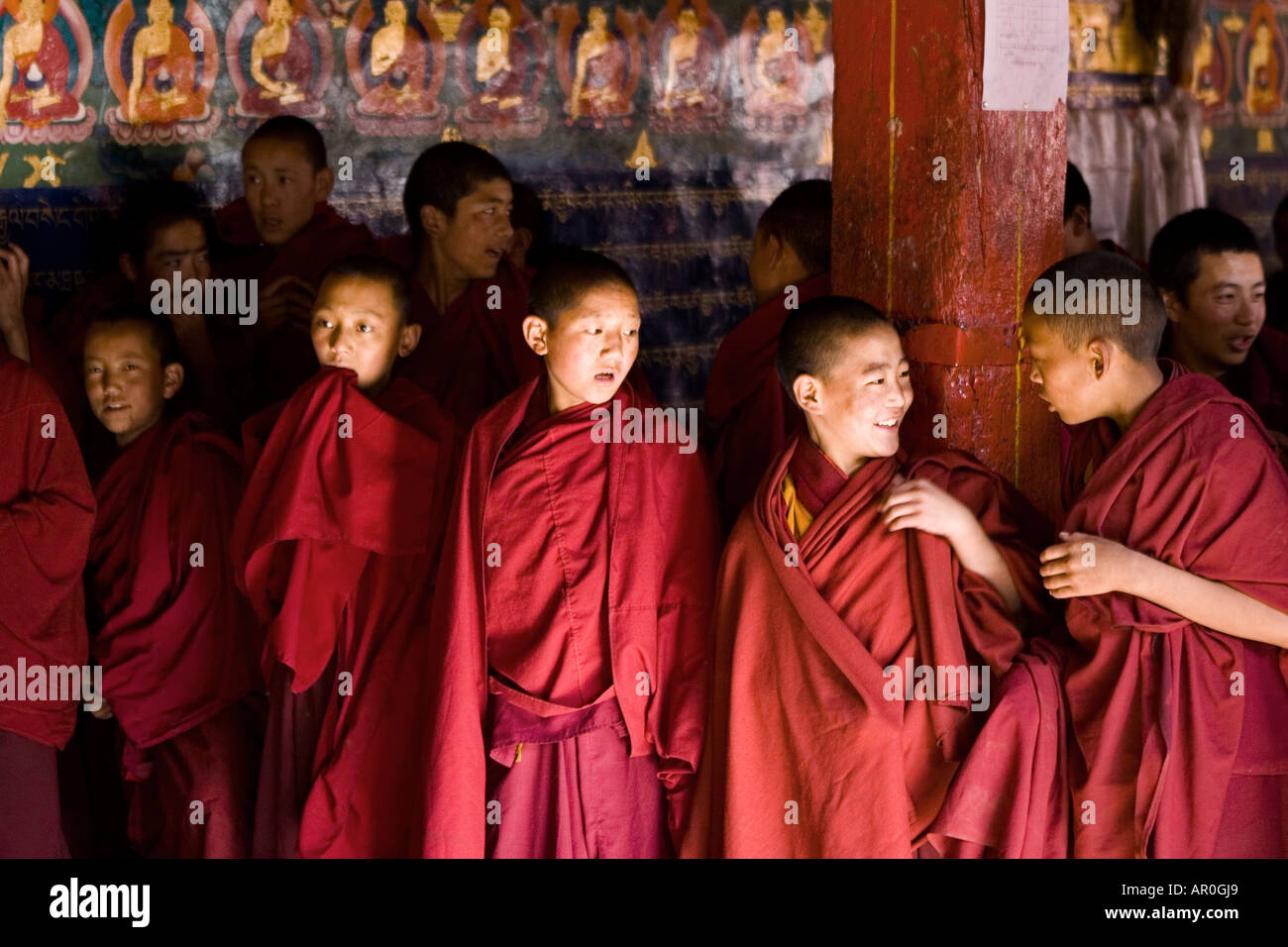 Morgen, am frühen Morgen im Inneren Tashilumpo Kloster, eines der größten Klöster in Tibet China singen Stockfoto