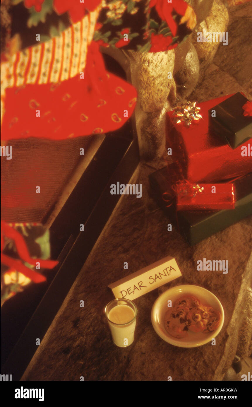 Milch und Kekse für Santa Weihnachtsgeschenke und Strumpf Stockfoto