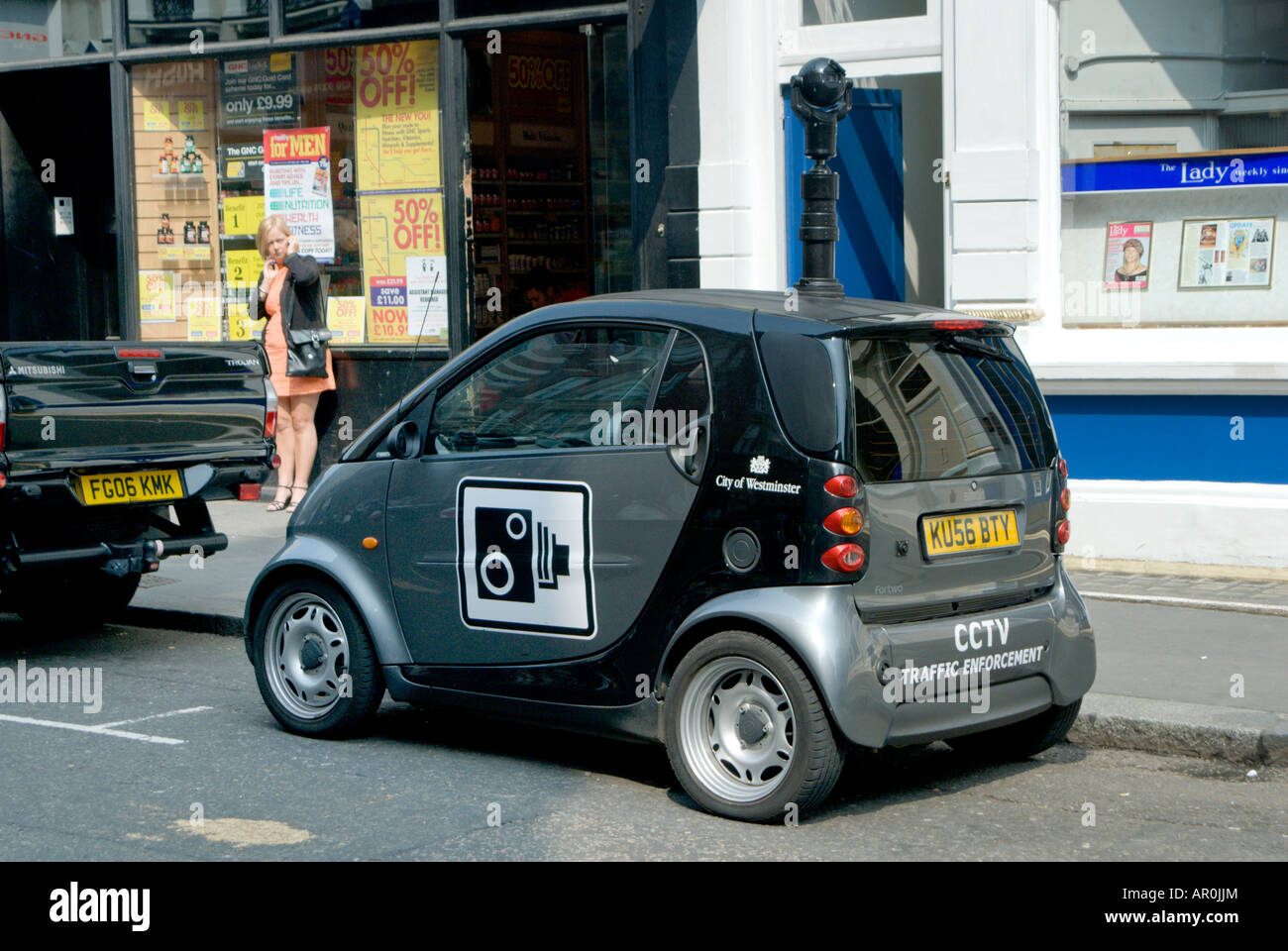 Smart Auto ausgestattet mit einer CCTV-Kamera auf einem ausziehbaren Pol arbeiten in der City of London, England. Stockfoto