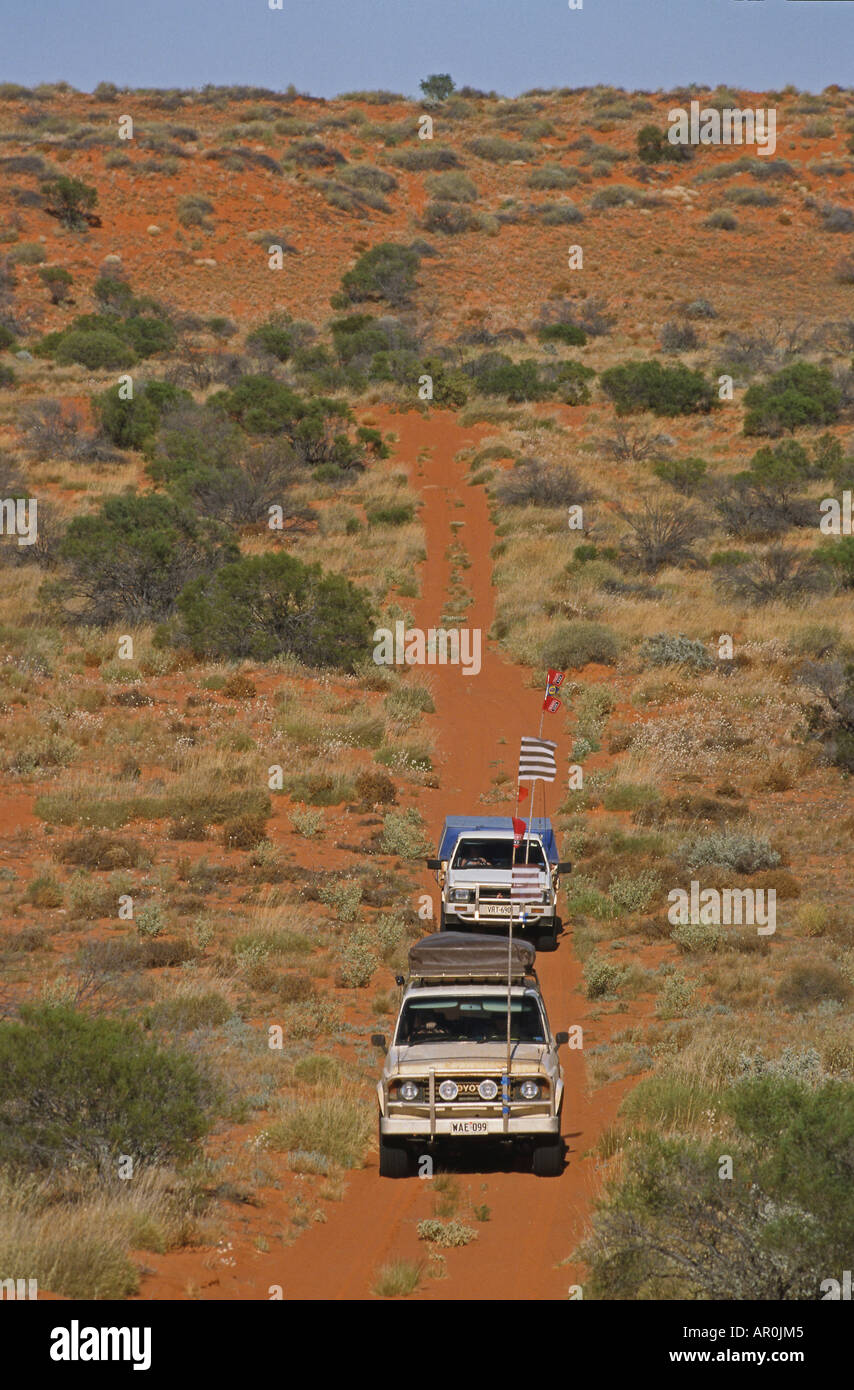 Konvoi von 4WD in roten Sanddünen entlang der French Line, Simpson Desert, Queensland, Australia Stockfoto