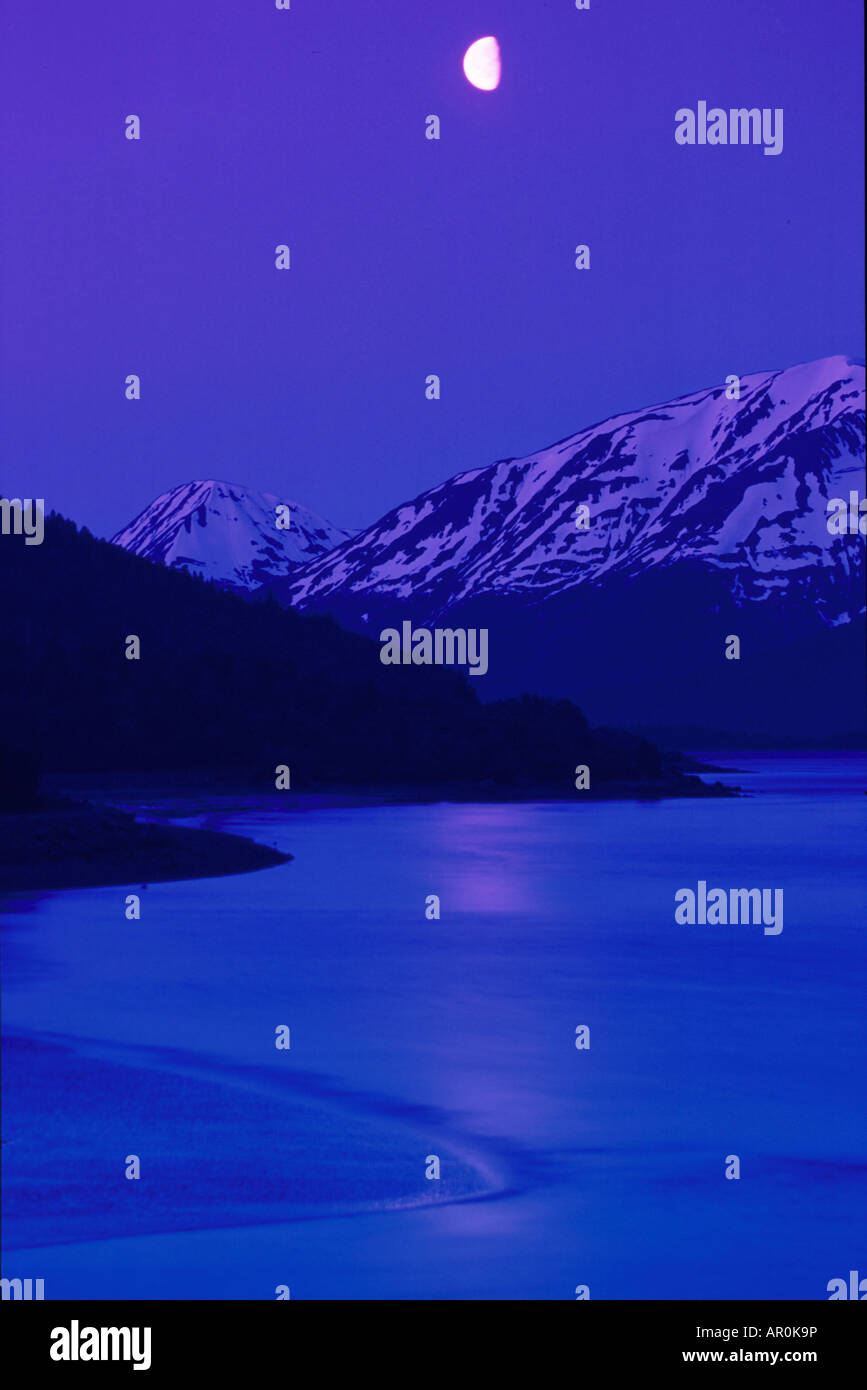 Satz der Mond spiegelt sich im Wasser Turnagain Arm SC Alaska Stockfoto