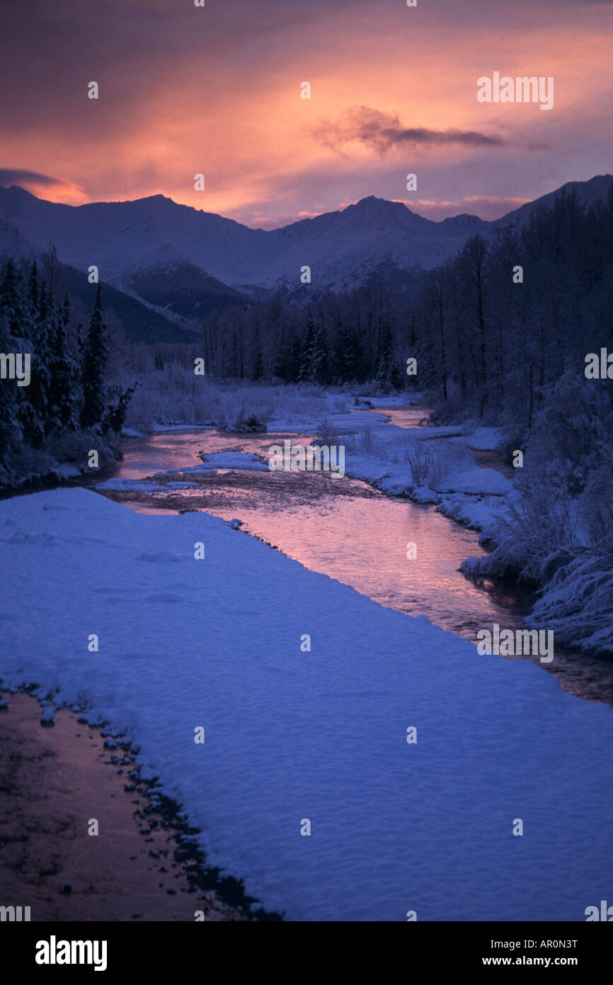 Sonnenuntergang über Glacier Creek Chugach Mtns SC AK Winter/Nnear Girdwood Stockfoto