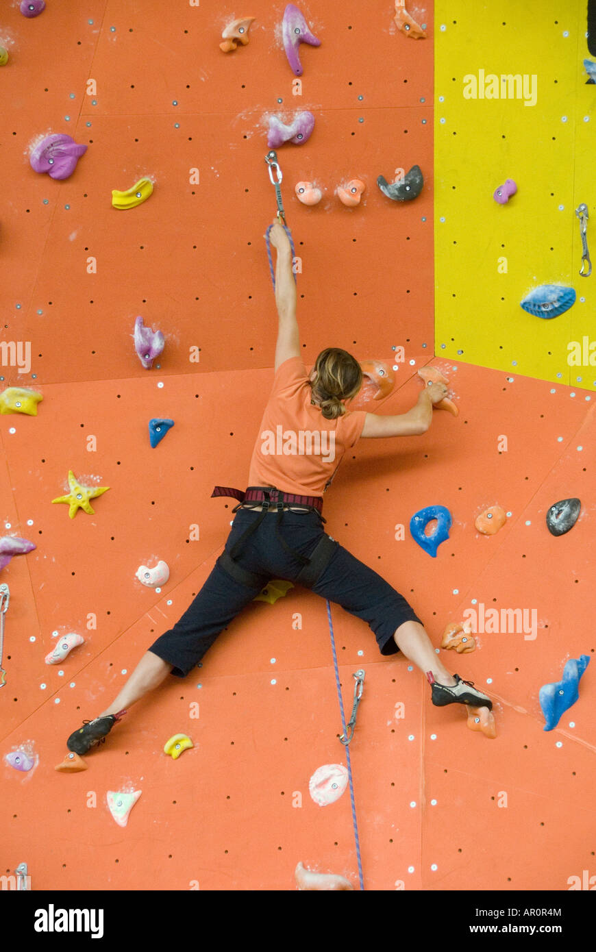 WEIBLICHE KLETTERER, EIN ACTIVITY-CENTER Stockfoto