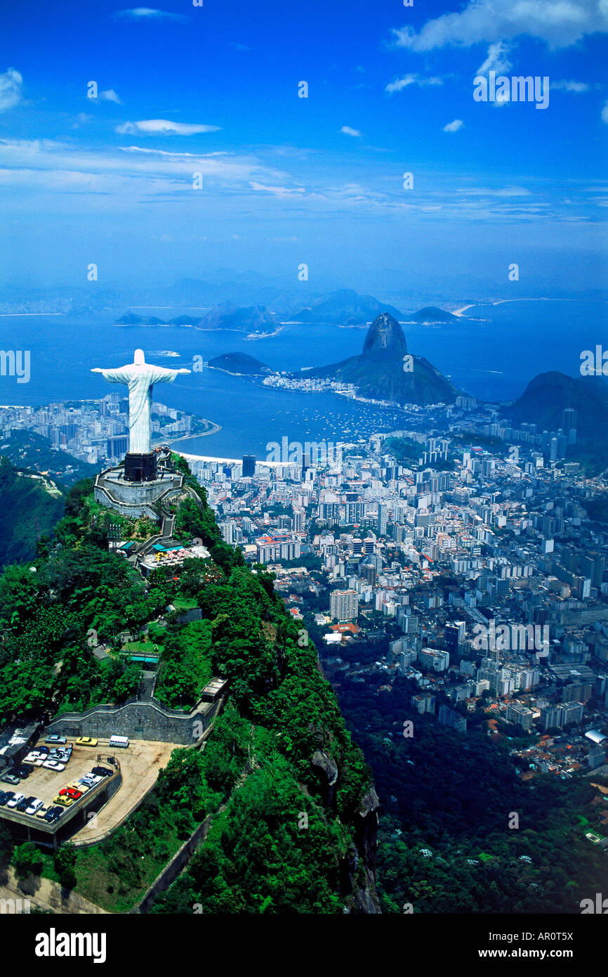 Luftaufnahme des Berg Corcovado über Rio De Janeiro Botafogo-Bucht mit Pao de Acucar Stockfoto