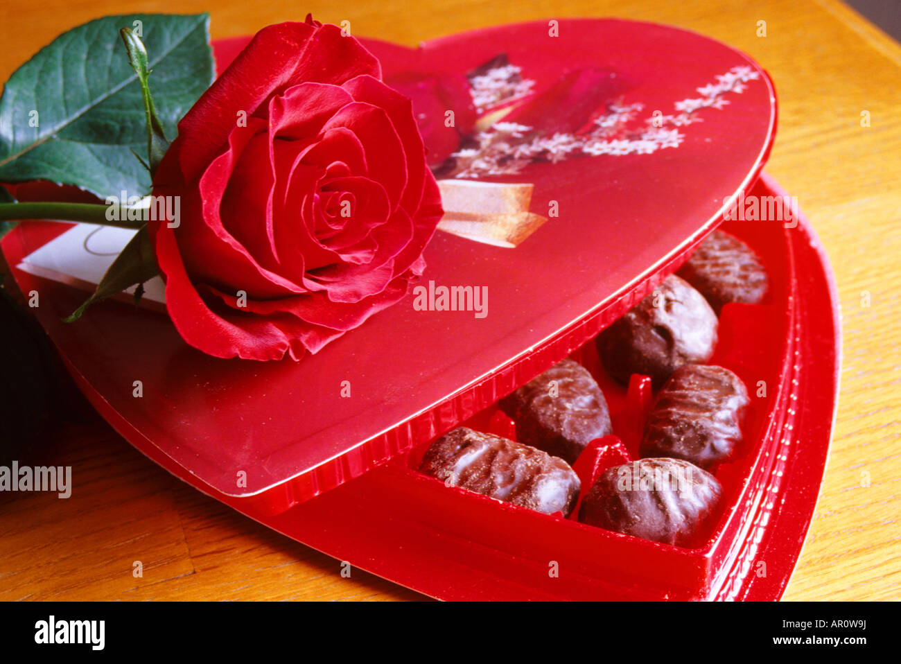 Stillleben von Valentine Herzen Pralinen mit roter rose Stockfoto