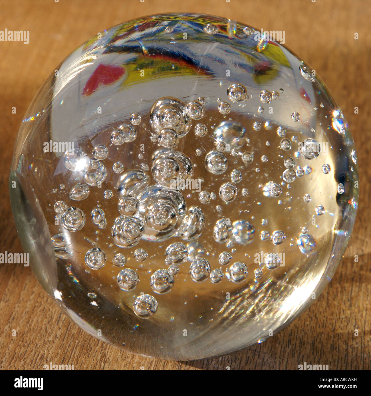 Königin der Herzen reflektiert in einer Glaskugel mit Luftblasen im  Sonnenlicht Stockfotografie - Alamy