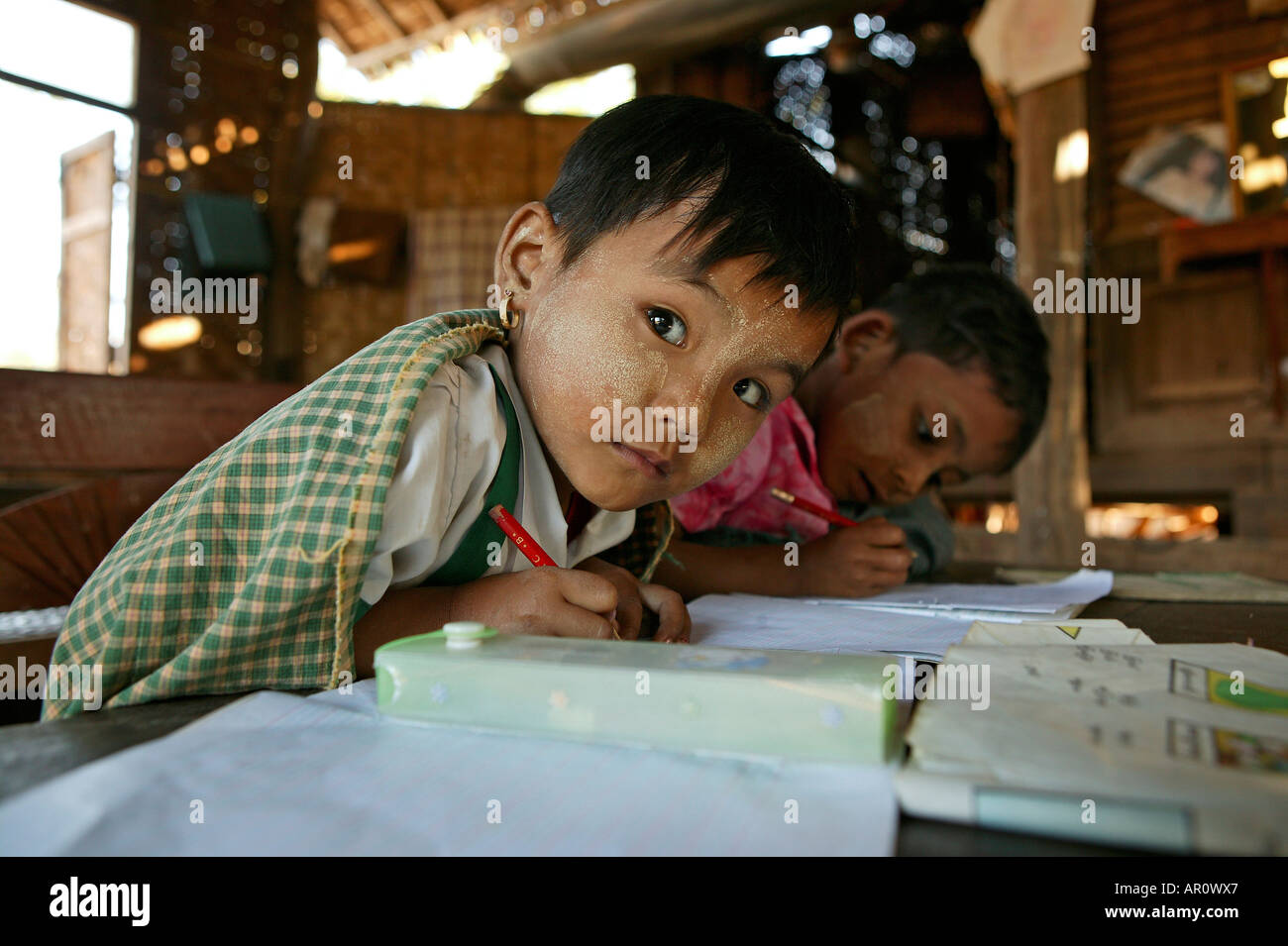 Schülerinnen und Schüler schreiben von Bagan, Myanmar Stockfoto