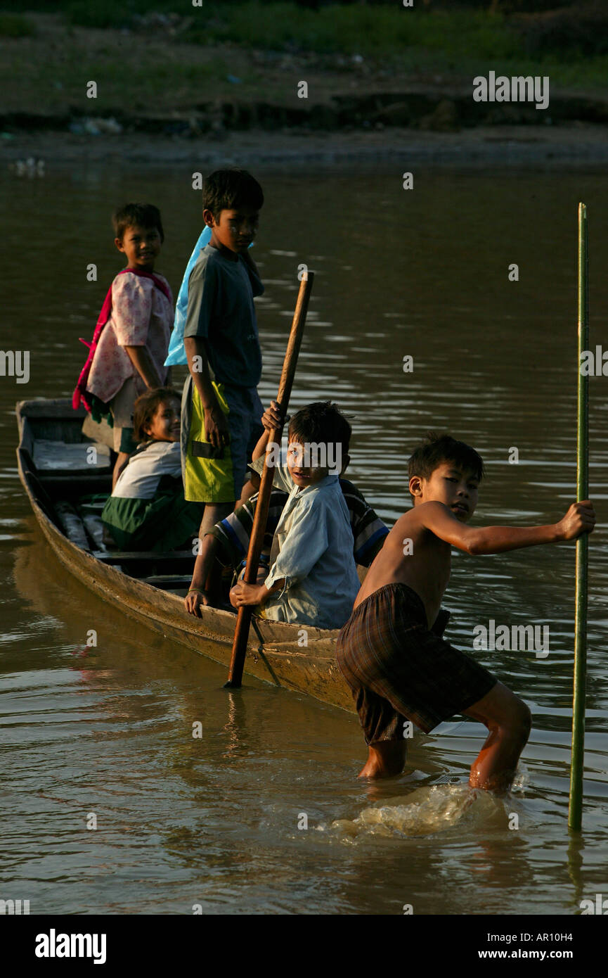 Schülerinnen und Schüler im Boot, Dorfkinder, Kommen Mit Dem Boot von der Schule Stockfoto