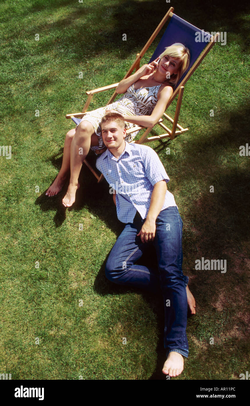 Outdoor Sommer Tag Land in dem Garten paar Frau Mann Junge 25 30 blonde
