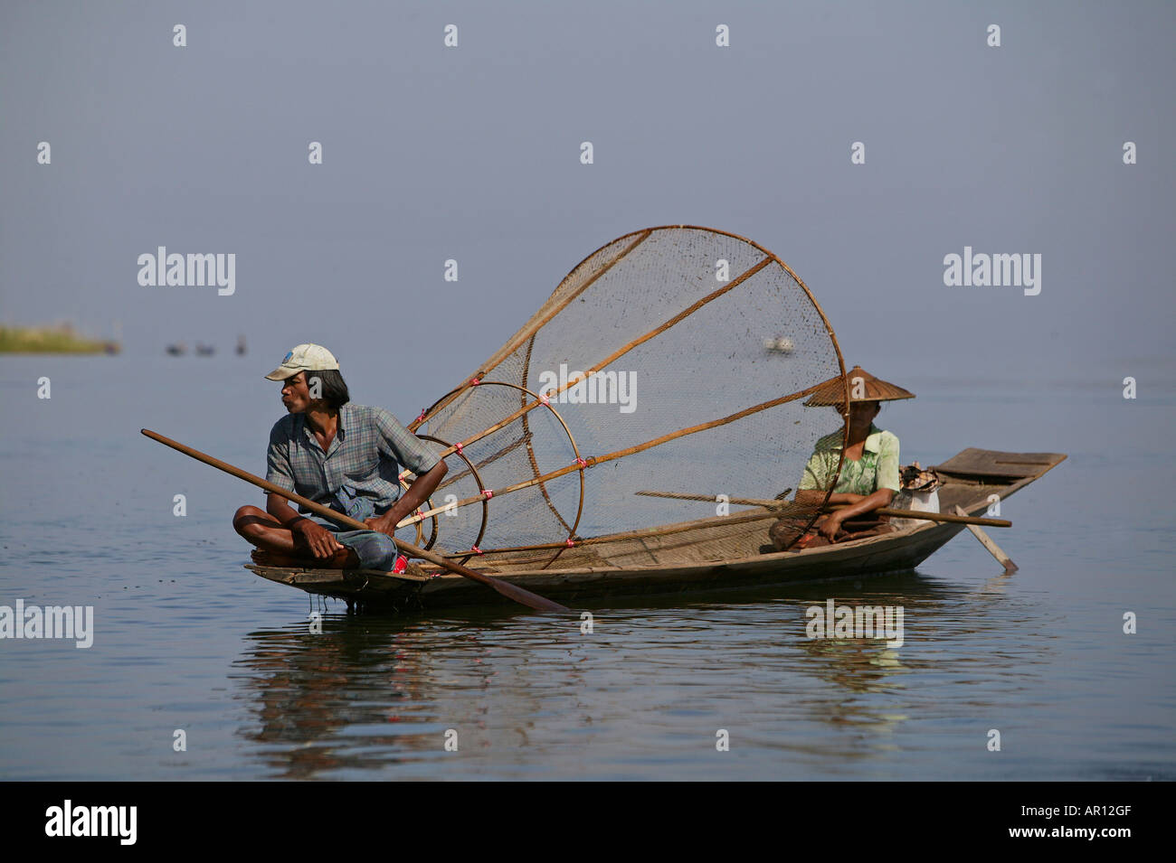 Fischer mit Ehefrau, Inle-See, Myanmar Stockfoto