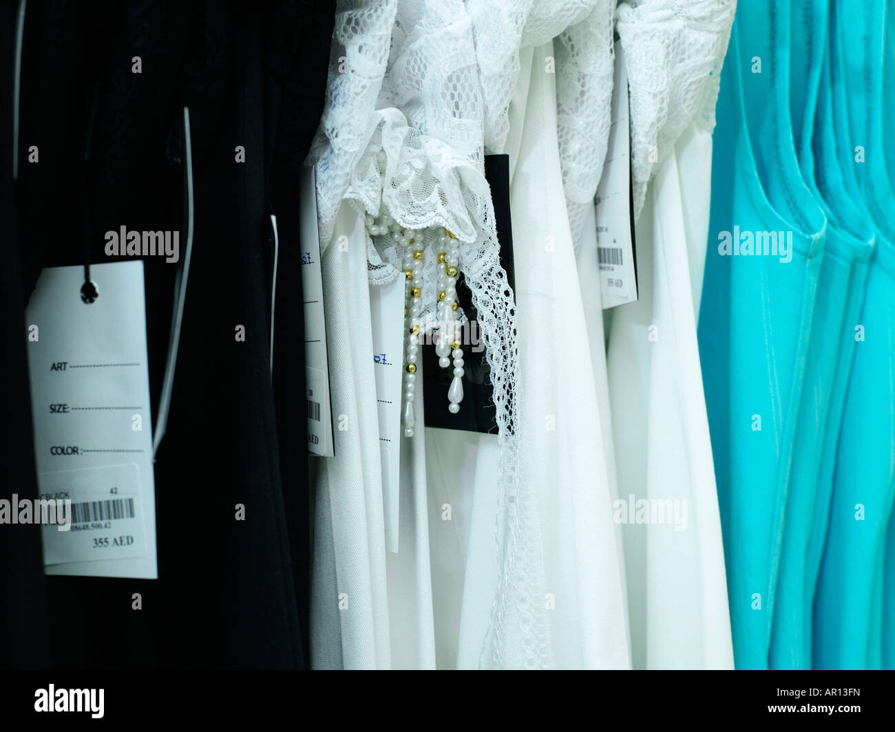 Eine Nahaufnahme von der Kleidung, wo es das Preisschild zeigt. Stockfoto