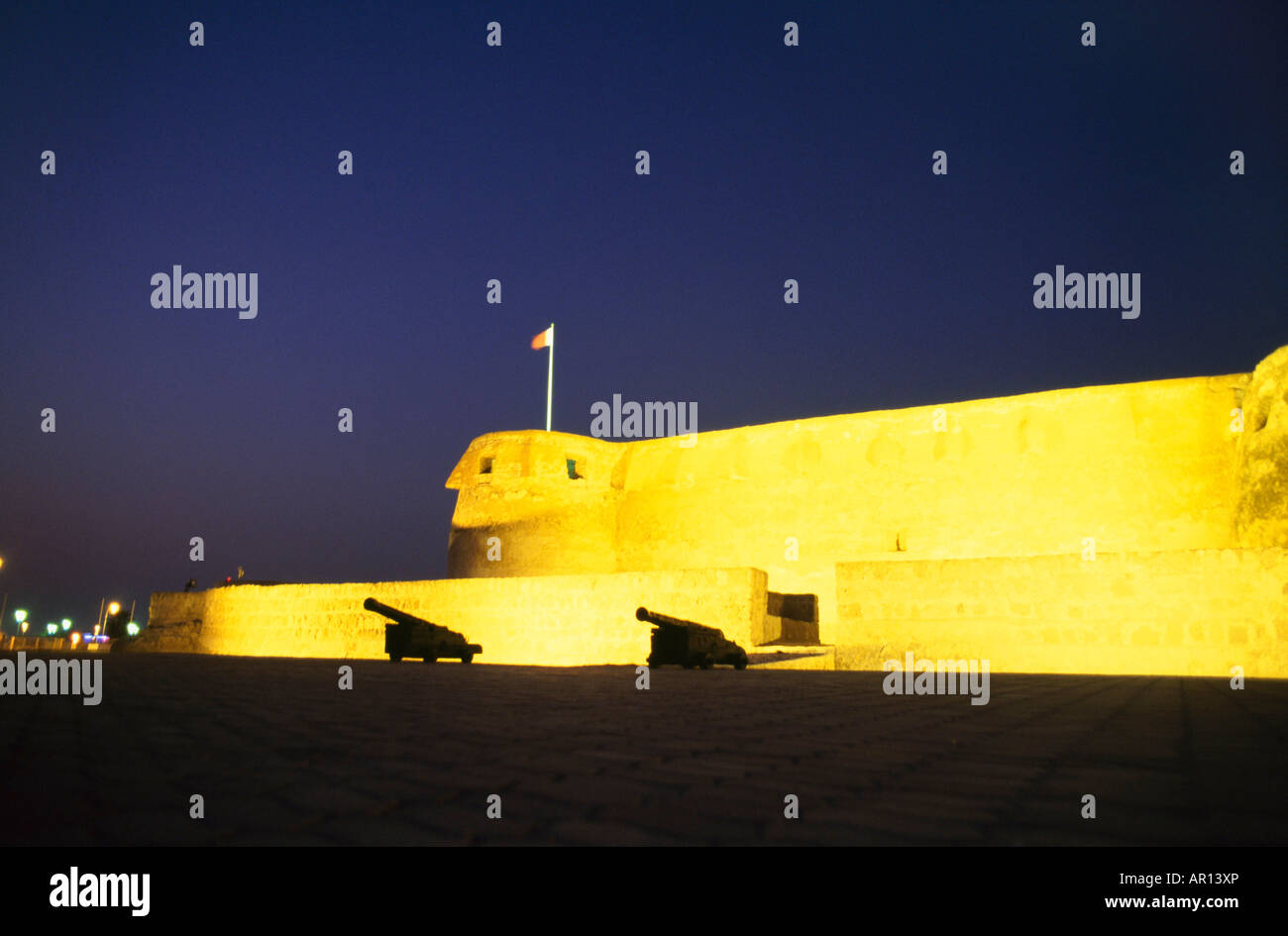 Zwei Kanonen, die außerhalb des Forts sind in der Dämmerung zu sehen. Stockfoto