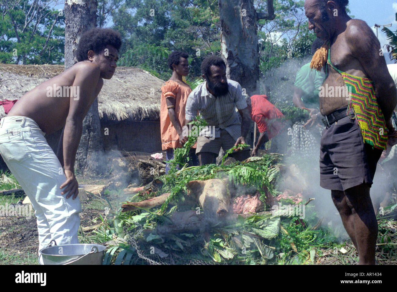 Gekocht in einer Mumu Eastern Highlands Provinz Papua New Guinea Stockfoto