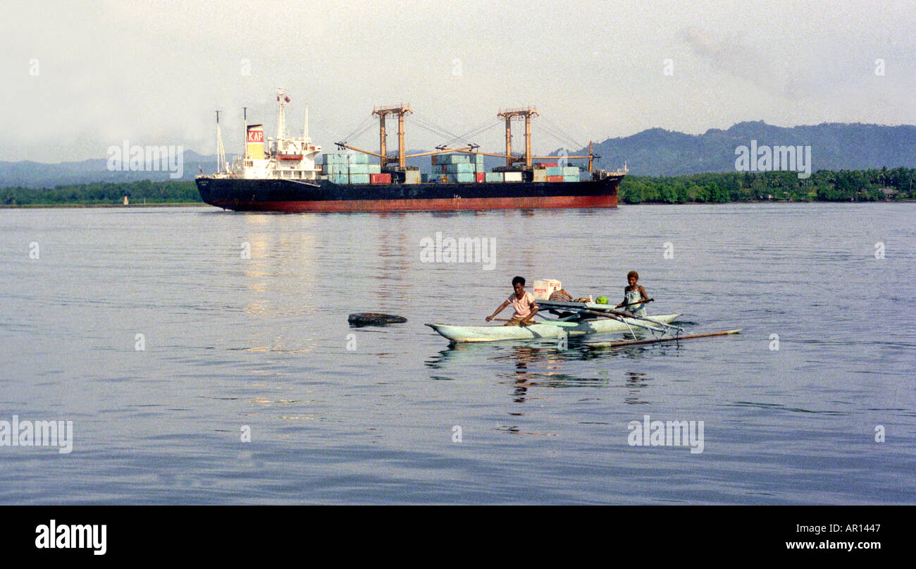 Alte und neue Wassertransport Madang Papua Neuguinea Stockfoto