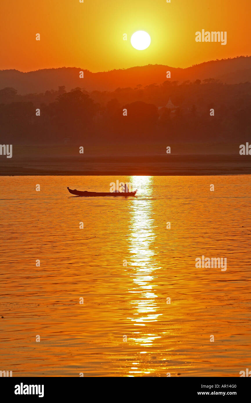 Sonnenuntergang am Ayeyarwaddi, Mingun, Raummotive bin Irrawaddy-Fluss, Silhouette Ruderboot Stockfoto