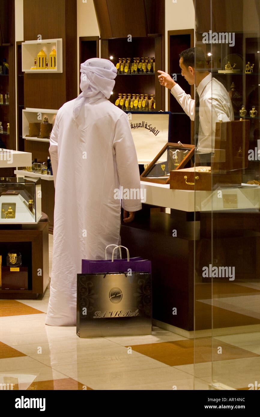 Arabische Mam Shoppen in einem Kaufhaus Dubai Dubai Vereinigte Arabische Emirate Stockfoto