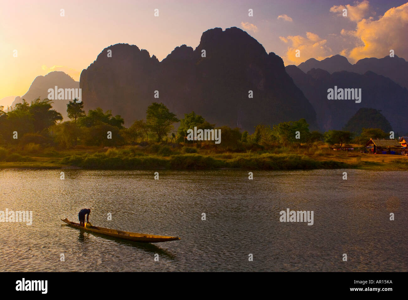 Eine atemberaubende Landschaft bei Sonnenuntergang Vang Vieng Laos Stockfoto