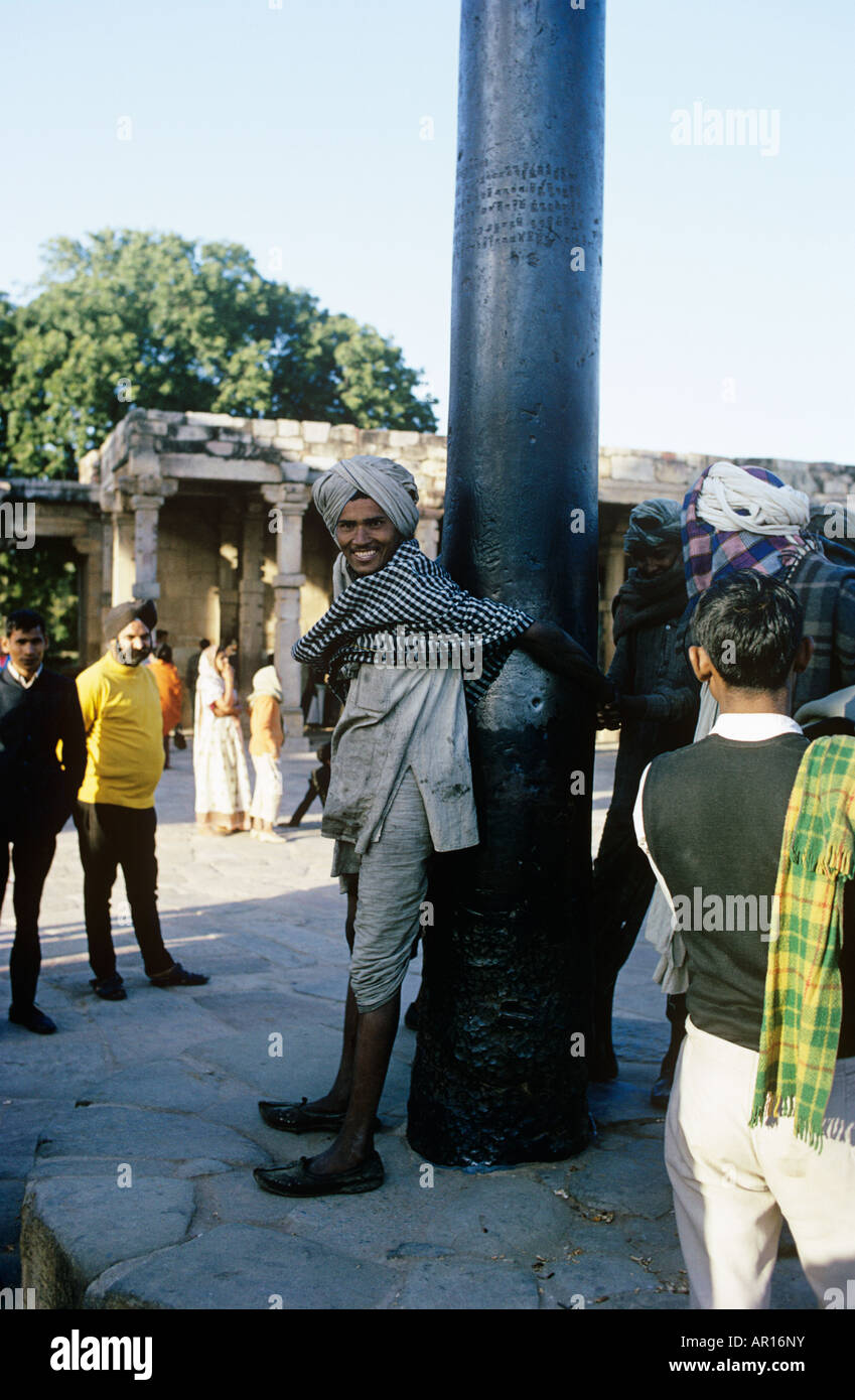 Indien. Ashoka Säule, der Qutub Minar, Delhi. 1600 Jahre alt, aus reinem Schmiedeeisen, wiegt sechs Tonnen, 7,375 Meter hoch. Stockfoto
