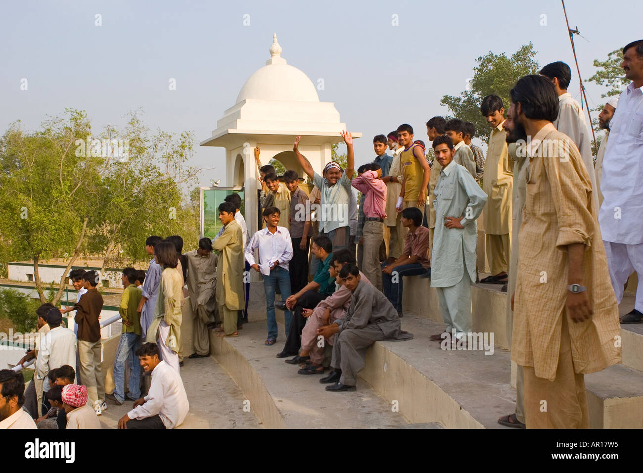 Die pakistanische Masse aufgeregt für die tägliche Zeremonie auf den indisch-pakistanischen Grenze Attari Wagah Grenze Pakistan Stockfoto