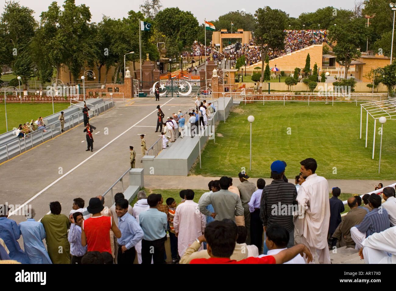 Die tägliche Zeremonie für den Abschluss der Indo-pakistanischen Grenze Attari Wagah Grenze Pakistan Stockfoto