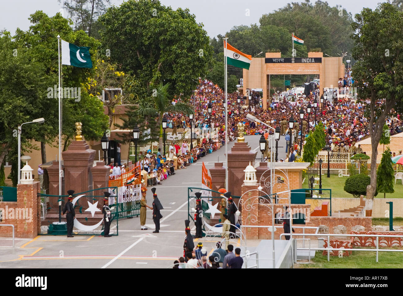 Die tägliche Zeremonie für den Abschluss der Indo-pakistanischen Grenze Attari Wagah Grenze Pakistan Stockfoto