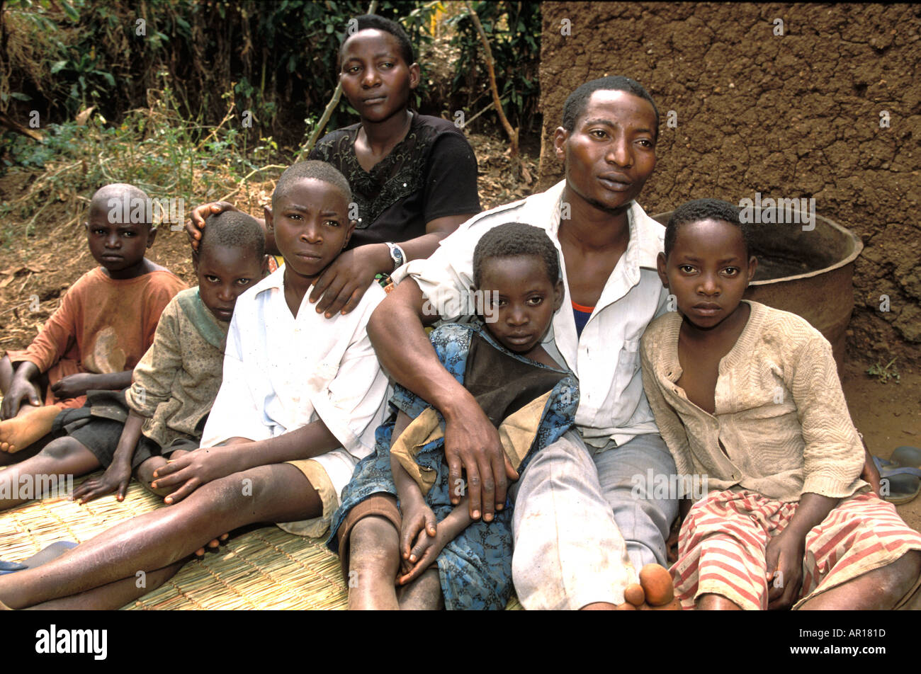 Völkermord in Ruanda Waise Alfonse ist Mutter und Vater für seine jüngeren Geschwister und seine verwaisten cousins Stockfoto