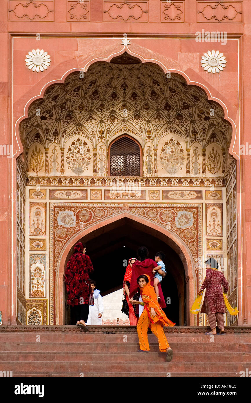 Indische Frauen, die in Lahore Pakistan Badshahi Moschee Stockfoto