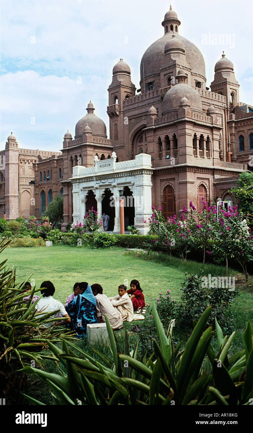 Moghul-gotischer Architektur von Lahore Museum.It beherbergt Moenjodaro & buddhistischen Artefakte. Kiplings Vater Lockwoodwas Kurator, Kims Gun Stockfoto