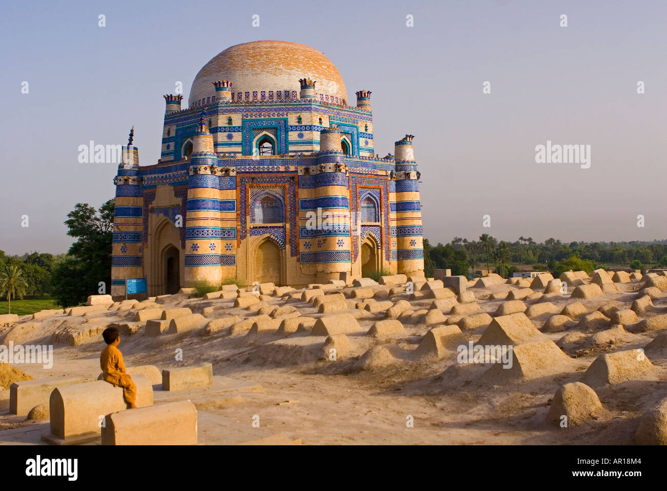 Die prächtigen Ruinen aus dem XV Jahrhundert Mausoleum von Bibi Jawindi bei Sonnenaufgang Uch Sharif Pakistan Stockfoto
