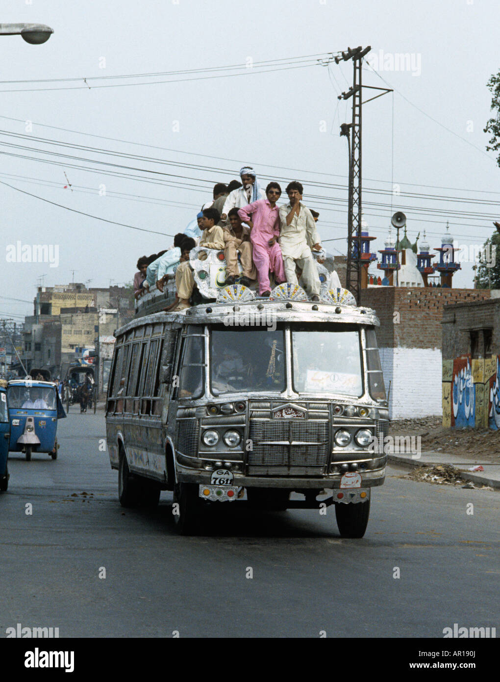 Ein überfüllten Bus führt durch die Straßen ofLahore.It ist häufig für Menschen auf der Außenseite zu fahren nicht betrachtet so ungewöhnlich überhaupt. Stockfoto