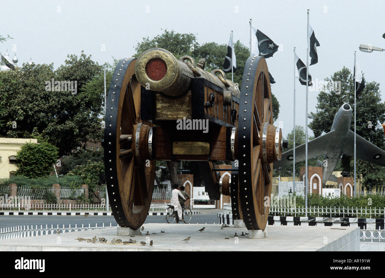 "Wer jemals hält Zam-Zammah, Feuer speienden Drachen ', Punjab;" Kim "Rudyard Kipling, außerhalb Lahore Museum Stockfoto