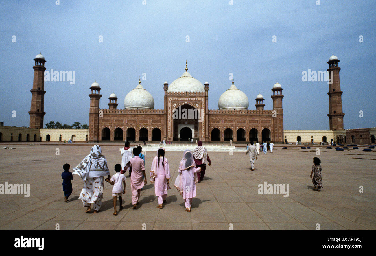Die Badshahi-Moschee oder die "Kaiser Moschee", entstand im Jahre 1673 durch die Mughal Kaiser Aurangzeb in Lahore, Pakistan. Stockfoto